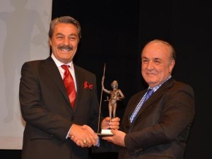 KADİR İNANIR ÖDÜL ALDI EMEKÇİLERE ADADI