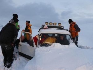 KARDA MAHSUR KALAN GENÇLERE 27 SAAT SONRA ULAŞILDI