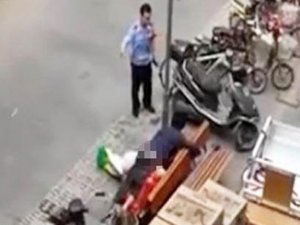 SOKAKTA SEVİŞEN ÇİFTE ENGEL OLAMADILAR