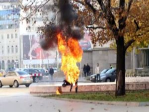 BAŞKANLIK SARAYININ ÖNÜNDE KENDİNİ BÖYLE YAKTI