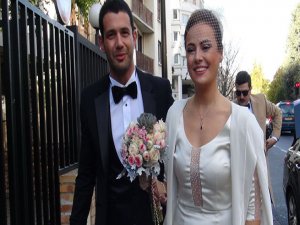 ÜNLÜ ŞARKICIMIZ PARİS'TE EVLENDİ-GÖRÜNTÜLÜ HABER