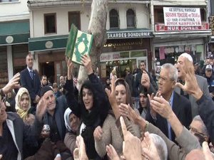 CAMİ ÖNÜNDE KURAN İLE ERDOĞAN SHOVUNA PROTESTO