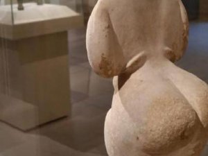 DÜNYACA ÜNLÜ MÜZEDEN KARDASHİAN POPOSU SKANDALI