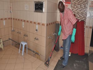 PROFÖSÖR 5 YILDIR TUVALET TEMİZLİYOR