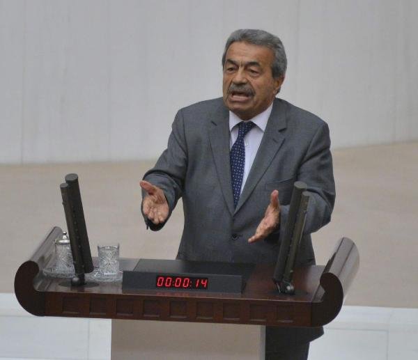 AKP'Lİ VEKİLLER KAMER GENÇ'İ ÖPMEK İSTİYOR