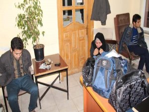 İRANLI ÇARŞAFLI KADININ ÇANTASINDAN 5 KİLO EROİN ÇIKTI