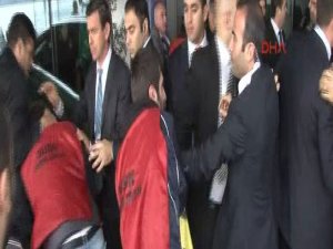 BAKAN YILDIZ'IN KORUMALARI İŞÇİLERE BUNU YAPTI