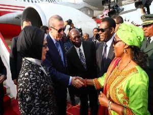 ERDOĞAN'I  GİNE DİKTATÖRÜ HAVA ALANINDA KARŞILADI