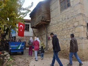 MİLLET HAREKETE GEÇTİ: LASTİK AYAKKABI YERİNE GERÇEK YARDIM