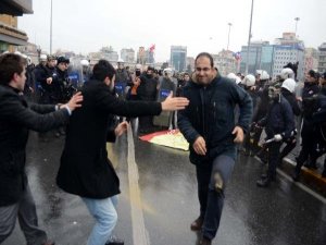 TAKSİM'DE POLİS MÜDAHELESİ