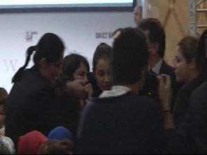 ERDOĞAN'IN OLDUĞU TOPLANTIDA BİR KADIN YAKA PAÇA DIŞARI ATILDI