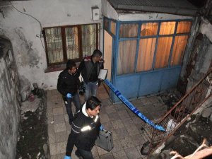 4 ÇOCUKLU ANNE YATAK ODASINDA İNTİHAR ETTİ