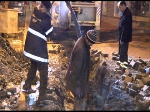 ELEKTRİK ARIZASI MAHALLEYİ AYAĞA KALDIRDI