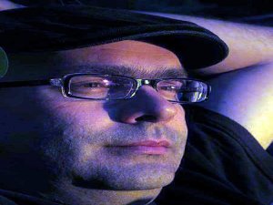 ÜNLÜ REKLAMCI EVİNDE ÖLÜ BULUNDU