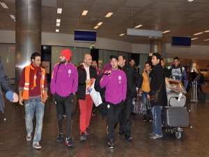 TARAFTAR FUTBOLCULARI VE PRANDELLİ'Yİ BÖYLE KARŞILADI