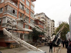 50 TONLUK BETON POMPASI APARTMANIN ÜZERİNE DEVRİLDİ