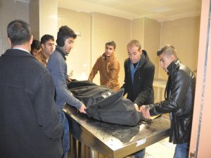 SINIRI GEÇEN 3 KİŞİDEN BİRİ DONARAK ÖLDÜ