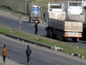 PKK KALAŞNİKOFLA YOL KESTİ