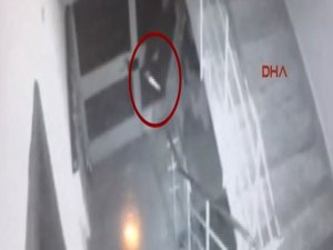 İZMİR'DE DEHŞET VEREN KADIN CİNAYETİ KAMERADA...