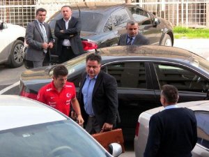 EMRE BELÖZOĞLU'NA ŞOK DOLANDIRICILIK DAVASI