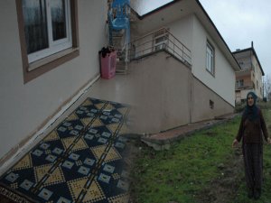 TOKİ'NİN 2 YILLIK DEPREM KONUTLARINDA ÇATLAMA