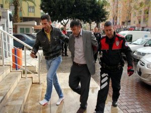 ÖĞRENCİLERİNİN GÖZÜ ÖNÜNDE BOĞAZINI KESTİ