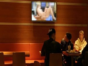 MCDONALDS'TA PORNO YAYIN ŞOKU