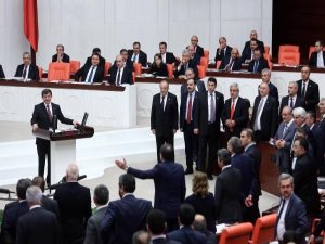 DAVUTOĞLU KONUŞTU MECLİSTE KAVGA ÇIKTI