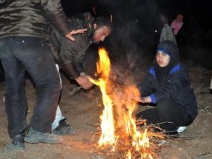 Erdoğan'a Güvenip Geldiler, Köylüler Besliyor, Tarlada Yatıyorlar