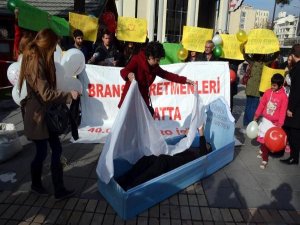 ÖĞRETMENLERDEN MEZARLI PROTESTO