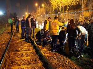 ÜNİVERSİTELİ İKİ GENÇ RAYLARIN  ALTINDA CAN VERDİ