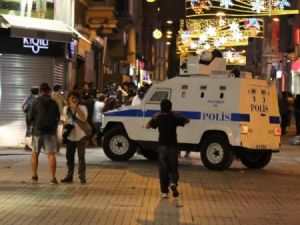 İstiklal'de öğretim üyesine gözaltı