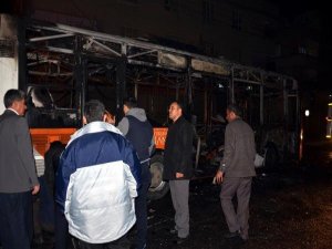 OTOBÜSÜ YOLCULARI İLE BİRLİKTE ATEŞE VERDİLER