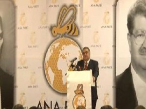 YENİ PARTİSİ İLE İLK KEZ BASININ ÖNÜNE ÇIKTI