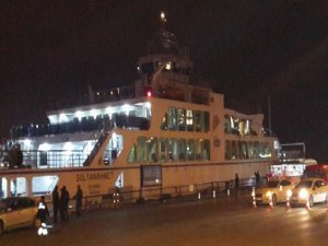 BOĞAZ'DA ARABALI VAPUR İLE YÜK GEMİSİ ÇARPIŞTI