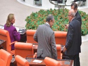 MECLİSİN DİBİ YARILDI  AKP'Lİ VEKİLLER  İÇİNE BÖYLE GİRDİ