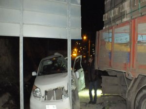 ÜNİVERSİTELİLER KAZA YAPTI 2 ÖLÜ 4 AĞIR YARALI