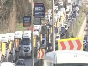 KAMYONCULAR TEM OTOYOLUNU TRAFİĞE KAPADILAR