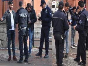 OKUL ÖNÜNDE BEKLİYORSUN CEZASI BAŞLADI