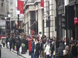 İNGİLTERE'DE HALK ÇILDIRDI