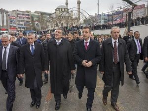 ABDULLAH GÜL MEYDANLARA MI ISINIYOR