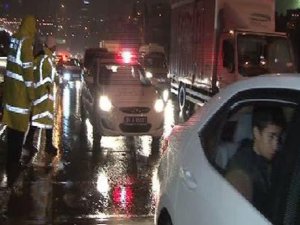 BOĞAZ KÖPRÜSÜNDE YENİ YIL KUTLAMAYA POLİS MÜDAHALESİ