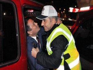 CEZAYA POLİSİ BÖYLE ÖPEREK DİRENDİ