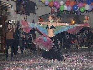 YERİN 10 METRE ALTINDA DANSÖZ OYNATTILAR