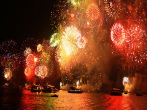 YENİ YIL KUTLAMASINDA HAVAİ FİŞEK FACİASI