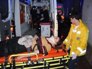 YOLCU OTOBÜSÜ DEVRİLDİ 50 YARALI