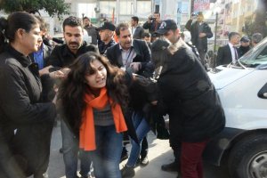 DAVUTOĞLU PROTESTOSUNA POLİSTEN ÇOK SERT MÜDAHALE