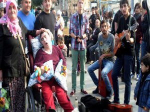 6.5 YILDIR AİLESİ ORTAYA ÇIKMAYAN UMUT SOKAĞA ÇIKTI