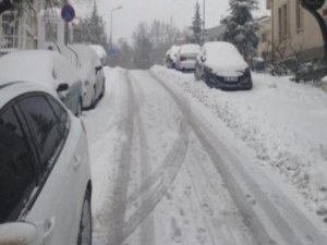 ANKARA'DA TRAFİK DURDU VALİLİK KAR TATİLİ İLAN ETTİ