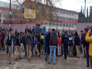 LİSE KARIŞTI, ÖĞRENCİLER POLİSİ TAŞLADI